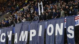 Suporter Chelsea merayakan pesta juara Premier League saat melawan Watford di Stadion Stamford Bridge, London, Senin (15/5/2017). Chelsea menang 4-3 atas Watford. (AFP/Adrian Dennis)