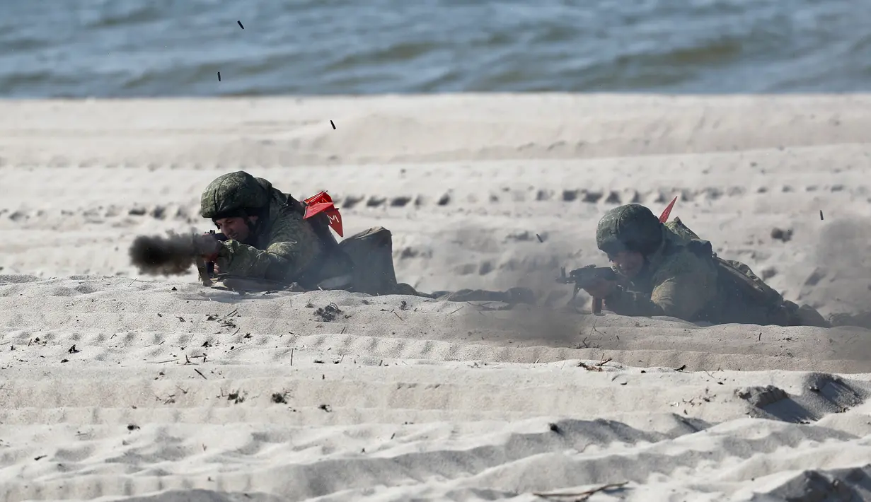 Para prajurit melepaskan tembakan saat latihan militer Armada Baltik Angkatan Laut Rusia di Kaliningrad, Rusia, Kamis (4/4). (REUTERS/Vitaly Nevar)