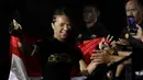 Petarung Indonesia, Priscilla Lumban Gaol, bersiap menghadapi petarung Filipina, Angelie Sabanal, pada laga One Championship di Istora Senayan, Jakarta, Sabtu (17/11). Priscilla meraih kemenangan angka di kelas atomweight. (Bola.com/Yoppy Renato)