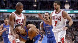 Pemain Oklahoma City Thunder, Russell Westbrook mencoba melewati hadangan pemai Chicago Bulls, Cristiano Felicio (kiri) pada laga NBA basketball game di United Center, (9/1/2017). Thunder menang 109-94. (AP/Charles Rex Arbogast)