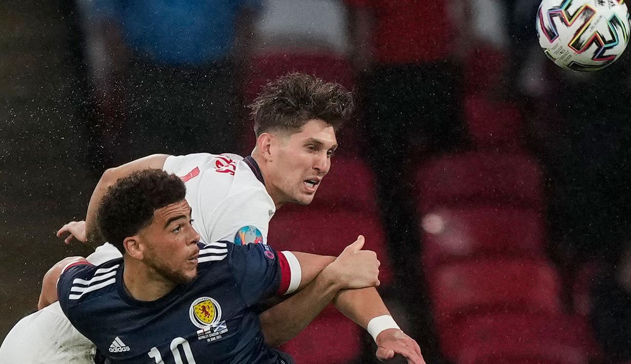 John Stones (atas) selalu menjadi pemain yang dipercaya pelatih Gareth Southgate di lini pertahanan The Three Lions. Bek Manchester City ini tercatat telah beramain selama 679 menit dalam tujuh pertandingannya. (Foto: AFP/Pool/Frank Augstein)