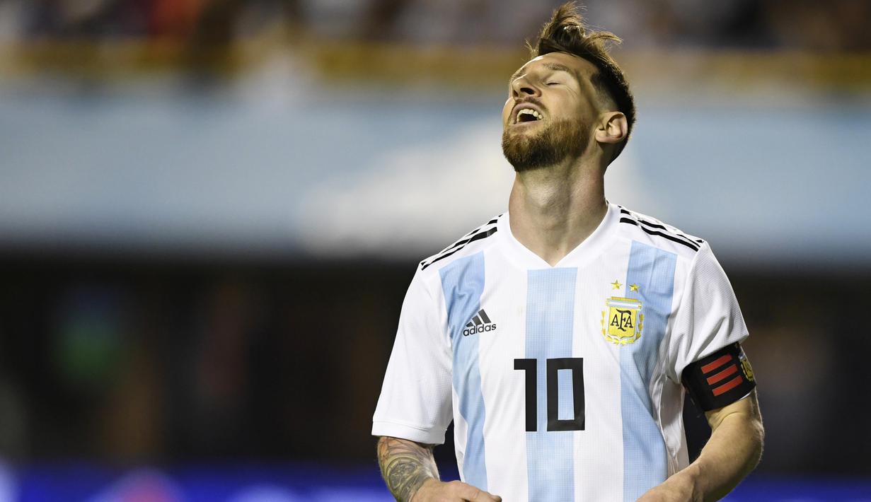 3. Lionel Messi - La Pulga pernah mengumumkan pensiun dari Timnas Argentina setelah kalah dari Chile di final Copa America 2016. Namun tidak berselang lama, Messi meralat keputusannya dan kembali memperkuat Argentina di Piala Dunia 2018. (AFP/Eitan Abramovich)