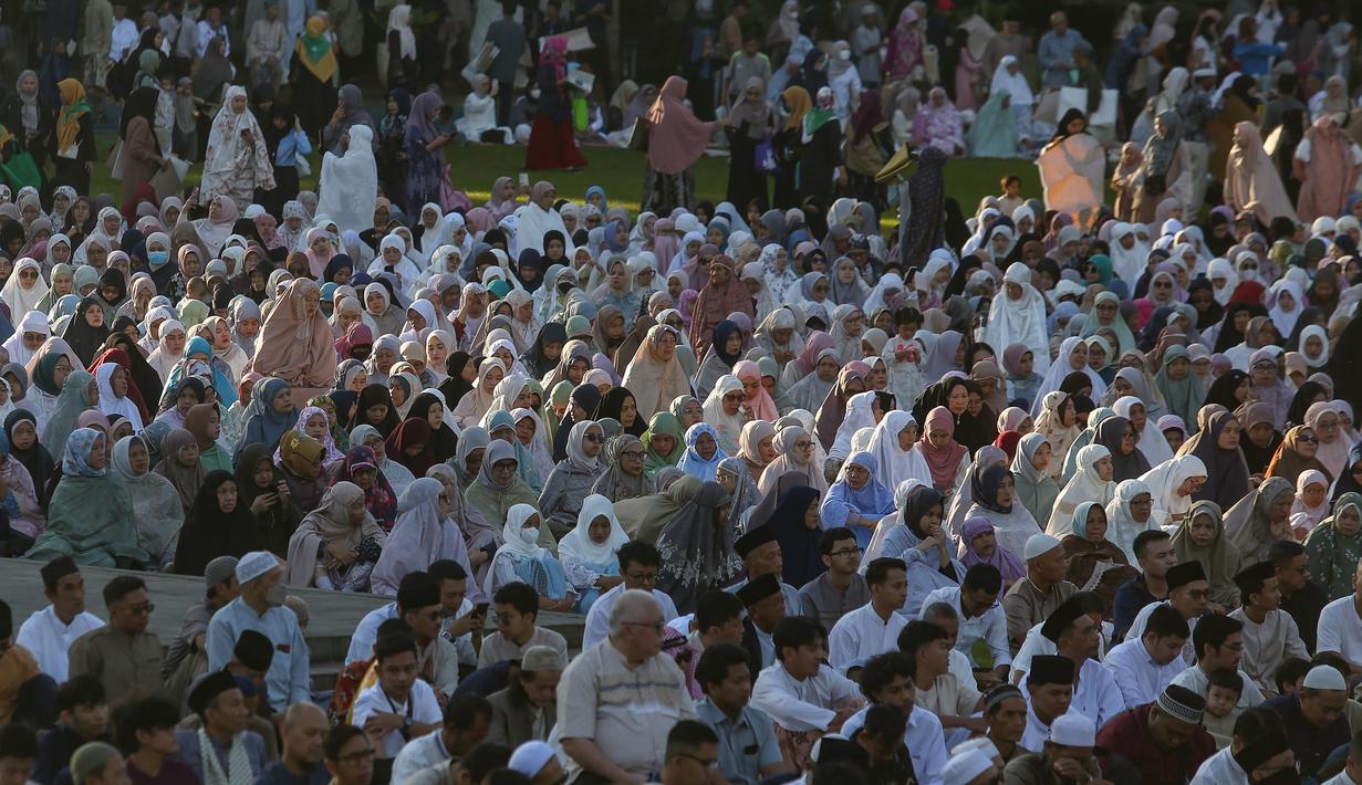 Penetapan ini merujuk pada Keputusan Musyawarah Nasional XXXII Tarjih Muhammadiyah tentang Kalender Hijriah Global Tunggal (KHGT). Tampak dalam foto, ribuan umat muslim Muhammadiyah melakukan salat Idul Fitri 1447 Hijriah di Lapangan Sempur, Kota Bogor, Jawa Barat, Jumat (20/3/2026).(merdeka.com/Arie Basuki)