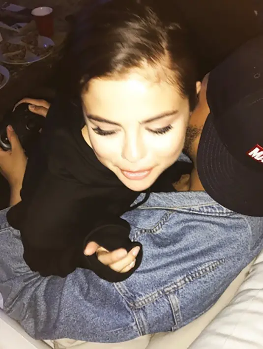 Selena Gomez berada di pelukan The Weeknd saat sedang bermain video games. (instagram/selenagomez)