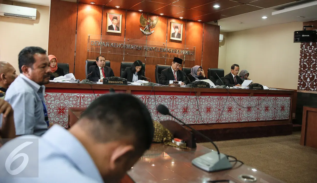Dewan Kehormatan Penyelenggara Pemilu (DKPP) menggelar sidang terkait pilkada, Jakarta, Rabu (2/12/2015). Sidang tersebut berisi pembacaan dua belas putusan DKPP terkait pilkada. (Liputan6.com/Faizal Fanani)