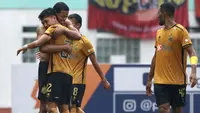 Persija gagal memanfaatkan peluang untuk kembali ke puncak klasemen BRI Liga 1 2022/2023 menggeser posisi PSM Makassar setelah ditaklukkan oleh Bhayangkara FC dengan skor 1-2 dalam laga lanjuan BRI Liga 1 2022/2023 di Stadion Wibawa Mukti, Cikarang, Jawa Barat, Kamis (16/2/2023) sore WIB. Persija sempat unggul 1-0 hingga berakhirnya babak pertama lewat gol Hanno Behrens pada menit ke-20. The Guardians tampil lebih baik di babak kedua hingga mampu mencetak dua gol lewat eksekusi penalti Henry Matias Mier Codina pada menit ke-51 dan gol penentu kemenangan yang dicetak Alex Martins Ferreira melalui sepakan jarak jauh pada menit ke-81. (Bola.com/Ikhwan Yanuar)