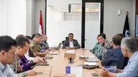 Menteri Ekonomi Kreatif/Kepala Badan Ekonomi Kreatif (Menekraf/Kabekraf), Teuku Riefky Harsya, menerima kunjungan Otoritas Jasa Keuangan (OJK) di Menara Merdeka, Jakarta. (Dok&nbsp;Kementerian&nbsp;Ekonomi Kreatif)
