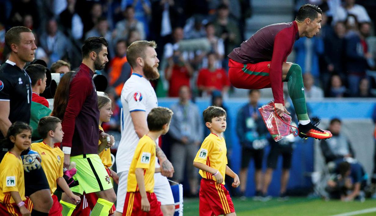 Pemain Portugal, Cristiano Ronaldo, meregangkan otot dengan melompat jelang melawan Islandia pada laga Grup F Piala Eropa 2016 di Stade Geoffroy Guichard, Saint-Etienne, Rabu (15/6/2016) dini hari WIB. (Reuters/Robert Pratta)