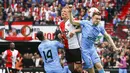 Kapten Feyenoord, Dirk Kuyt, duel udara dengan bek Heracles Almelo, Mike te Wierik di Stadion De Kuip, Rotterdam, Minggu (14/5/2017).  Feyenoord menang 3-1. (AFP/Robin van Lonkhuijsen)