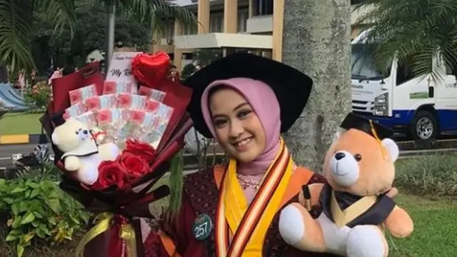 Baru Berusia 19 Rein Vidya Banafsha Berhasil Jadi Wisudawan Termuda Fakultas Kedokteran Unpad