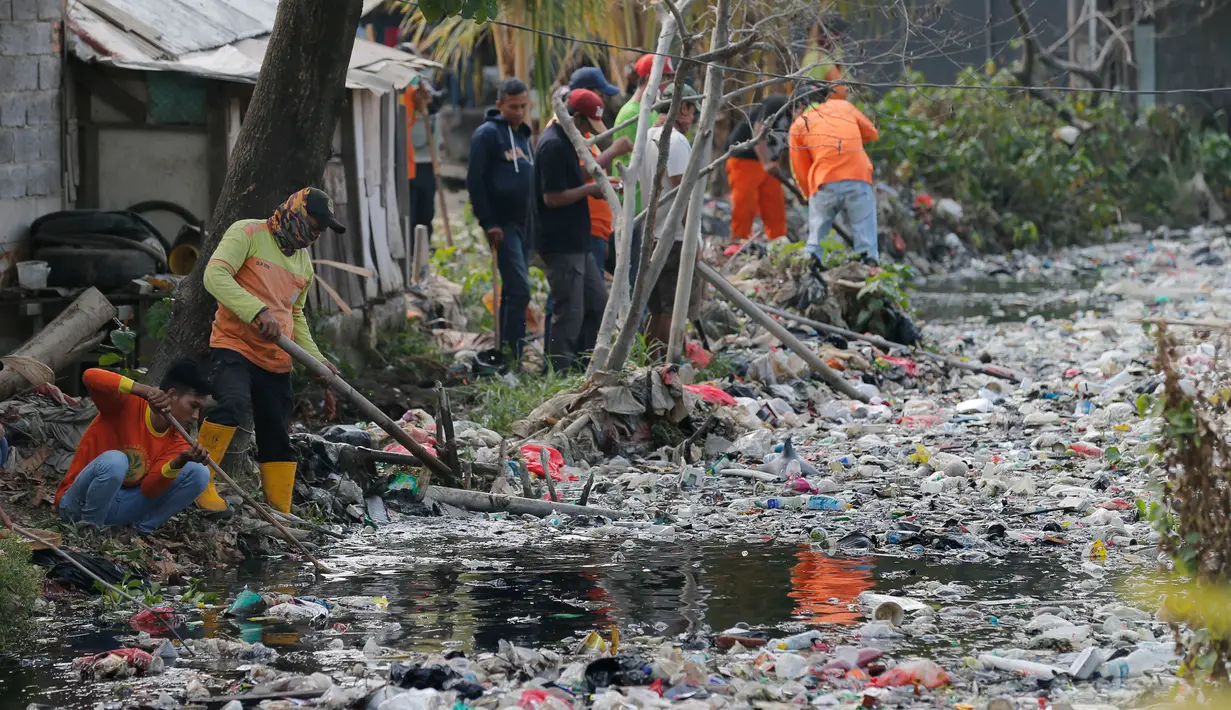 Petugas kebersihan membersihkan sampah di Kali Bahagia, Bekasi, Jawa Barat, Kamis (1/8/2019). Ratusan petugas gabungan dikerahkan untuk membersihkan Kali Bahagia. (AP Photo/Tatan Syuflana)