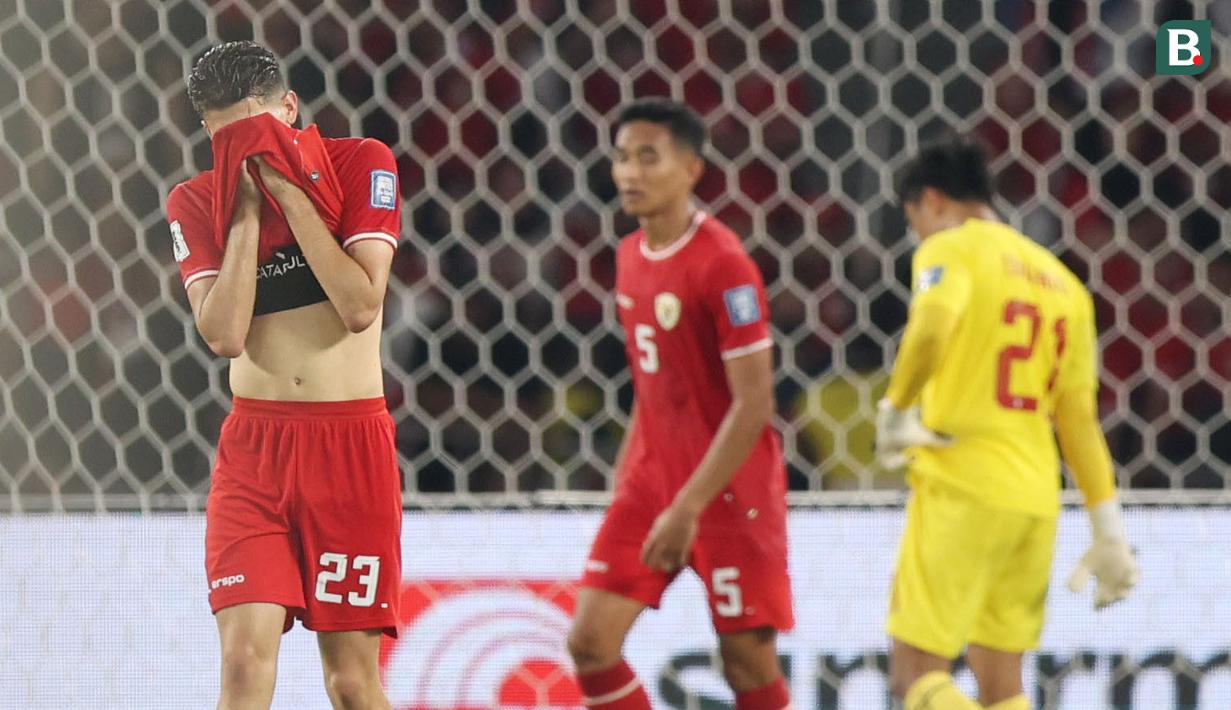 Pemain Timnas Indonesia, Justin Hubner, tampak kecewa setelah ditaklukkan Irak pada laga Grup F putaran kedua Kualifikasi Piala Dunia 2026 zona Asia di Stadion Utama Gelora Bung Karno (SUGBK), Senayan, Jakarta, Kamis (6/6/2024). (Bola.com/M Iqbal Ichsan)