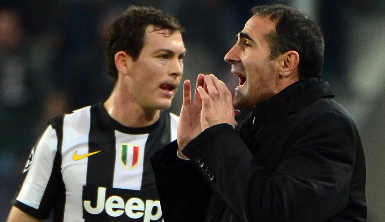 Angelo Alessio mengawali kariernya sebagai asisten pelatih Napoli rentang 2002-2003. Takdir kemudian membawanya menukangi klub medioker Italia, Imolese (2004-2005), Messese (2006-2006), hingga SPAL (2008). (Foto: AFP/Olivier Morin)