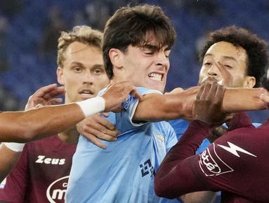 Pemain Lazio, Matteo Cancellieri, bersitegang dengan pemain Salernitana, Boulaye Dia, pada laga Liga Italia di Stadion Olympic, Roma, Minggu (30/10/2022). (AP/Gregorio Borgia)
