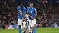 Jude Bellingham (terbaring) mendapatkan bantuan dari dua pemain Brasil,&nbsp;Fabricio Bruno dan Bruno, saat bertanding pada laga persahabatan di Stadion Wembley, Inggris, Minggu (24/3/2024) dini hari WIB.&nbsp;(AP Photo/Kirsty Wigglesworth)