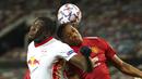 Penyerang Manchester United, Anthony Martial, duel udara dengan pemain RB Leipzig, Ibrahima Konate, pada laga Liga Champions di Stadion Old Trafford, Kamis (29/10/2020). MU menang dengan skor 5-0. (AP/Dave Thompson)