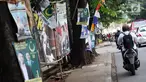 Sejumlah alat peraga kampanye (APK) terpasang di sisi Jalan RS Fatmawati Raya, Jakarta, Selasa (5/3). Pemasangan APK terlihat sembarangan dan tumpang tindih tanpa mempertimbangkan unsur mempertimbangkan estetika. (Liputan6.com/Helmi Fithriansyah)