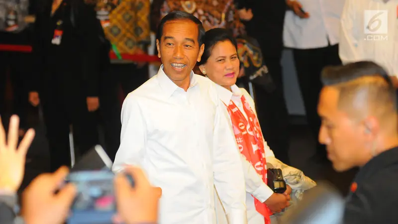 Jokowi Gandeng Iriana Saat Tiba di Lokasi Debat Keempat Pilpres 2019