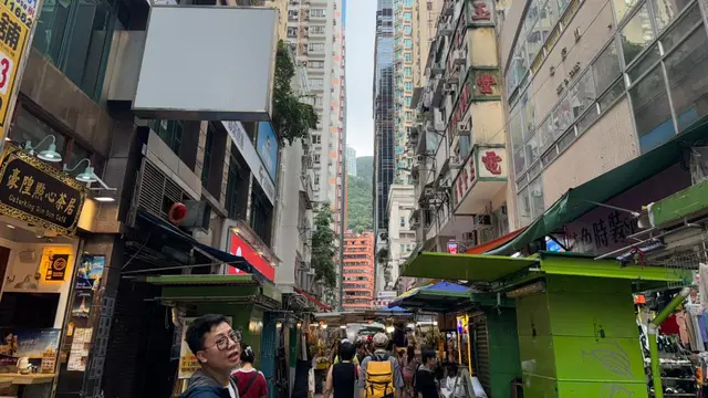 Suasana aktivitas warga dan wisatawan di salah satu kawasan pasar tradisional di Hong Kong. (Liputan6.com/Nasrul Faiz)