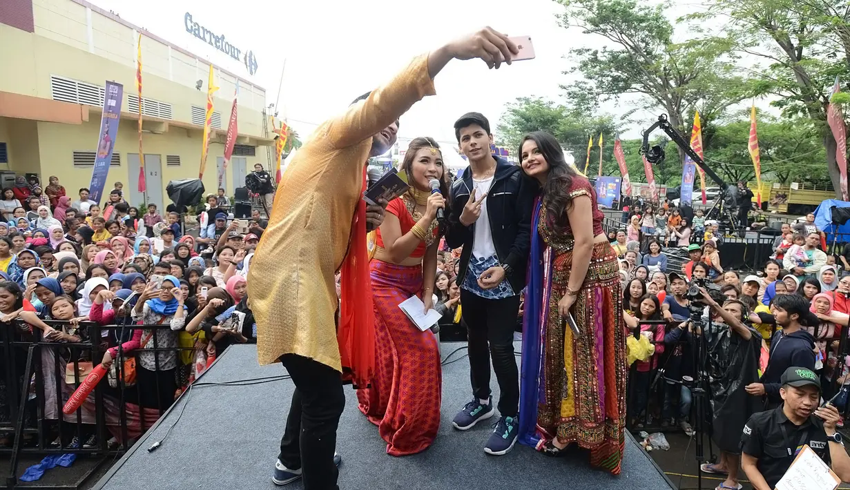 Serangkaian agenda dilewati Giaa dan Siddharth dalam acara meet and greet siang itu, di antaranya adalah tanya-jawab, menyapa penggemar, membagikan hadiah, sampai selfie bareng. (Bambang E. Ros/Bintang.com)