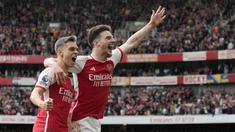 Pemain Arsenal, Leandro Trossard dan Declan Rice melakukan selebrasi setelah mencetak gol ke gawang Bournemouth pada laga pekan ke-36 Premier League 2023/2024 di Stadion Emirates, Sabtu (4/5/2024). The Gunners meraih kemenangan telak tiga gol tanpa balas. (AP Photo/Frank Augstein)