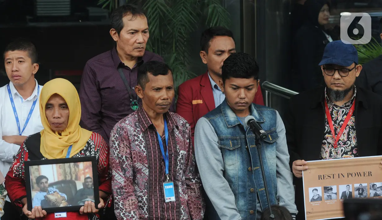 Keluarga dua mahasiswa Tewas di Kendari didampingi penyidik Komisi Pemberantasan Korupsi (KPK) Novel Baswedan (kanan) saat mendatangi Gedung KPK, Jakarta, Kamis (12/12/2019). Mereka meminta dukungan agar para pelaku penembakan segera terungkap. (merdeka.com/Dwi Narwoko)