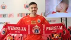 Persija Jakarta mendatangkan pemain asing kelimanya, Oliver Bias dalam skuad Macan Kemayoran di BRI Liga 1 musim 2023/2024. Bertempat di Persija Store, Kuningan, Jakarta Selatan, Kamis (27/7/2023) pemain baru asal Filipina tersebut menandatangani kontrak peminjaman selama setahun dari klub asal Republik Ceska, Pribram FC dengan opsi permanen di musim berikutnya jika tampil sesuai ekspektasi. (Bola.com/Abdul Aziz)