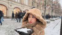 6 Gaya Ria Ricis Liburan di Moskow yang Dinginnya Sampai -25°C, Tetap Tampil Modis