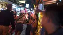 Foto pada 11 Oktober 2018 menunjukkan para wanita yang menyapa turis asing di Nana Red Light Distrik, Bangkok, Thailand. Nana Red Light District memang dikenal sebagai kawasan hiburan malam terbesar di Bangkok. (Romeo GACAD / AFP)