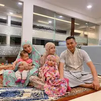 Zaskia Gotik unggah potret bersama keluarga jalani ibadah di bulan Ramadan. (Foto: Instagram/zaskia_gotix)