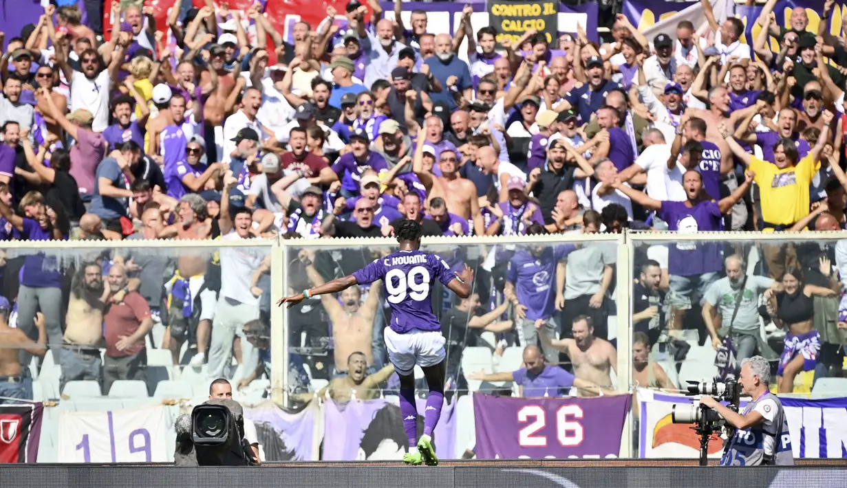 Pada menit ke-29, Fiorentina berhasil menyamakan kedudukan lewat skema serangan balik. Christian Kouame yang lolos dari posisi offside berhasil menaklukkan Perin dan membuat skor menjadi 1-1. (AP via LaPresse/Massimo Paolone)