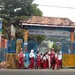 Para siswa SDN 115 Palembang pulang karena sekolah diliburkan akibat kabut asap pada Senin (23/9/2019) pagi (Liputan6.com / Nefri Inge)