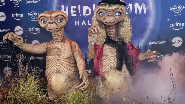 Kostum HalloweeTom Kaulitz dan Heidi Klum tahun 2024, jadi alien film E.T. (Evan Agostini/Invision/AP)