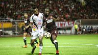Pemain PSM, Bruce Djite (kanan). (Bola.com/Abdi Satria)