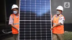 Teknisi membawa panel surya Utomo SolaRUV di Jakarta (31/12/21). Utomo SolaRUV mendorong masyarakat yang ingin memulai Usaha Mikro, Kecil, dan Menengah (UMKM) untuk menjadi Mitra Juragan Atap Energi Surya sebagai peluang bisnis yang baik, bersih dan menjanjikan. (Liputan6.com/HO/Andrey)