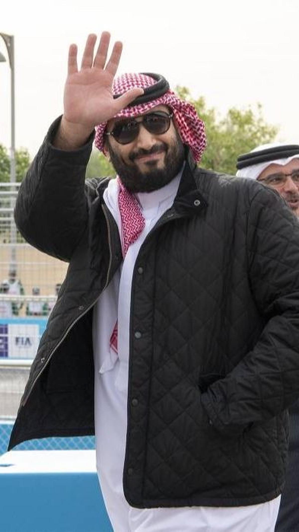 MBS memadukan gamis putihnya dengan jaket hitam, dilengkapi guthra dan igal serta kacamata hitam saat menghadiri Kejuaraan Mobil Listrik Formula E ABB FIA di kota Diriyah.

Foto: Saudi Press Agency (SPA)