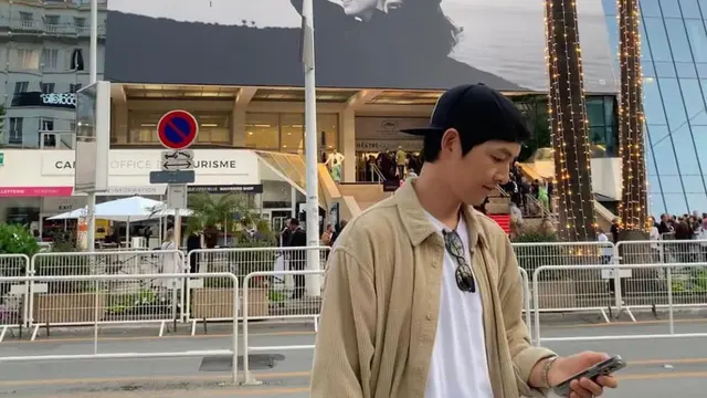 Song Joong Ki bersama Katy Louise saat ini berada di Festival Film Cannes 2023 untuk pemutaran filmnya Hopeless.