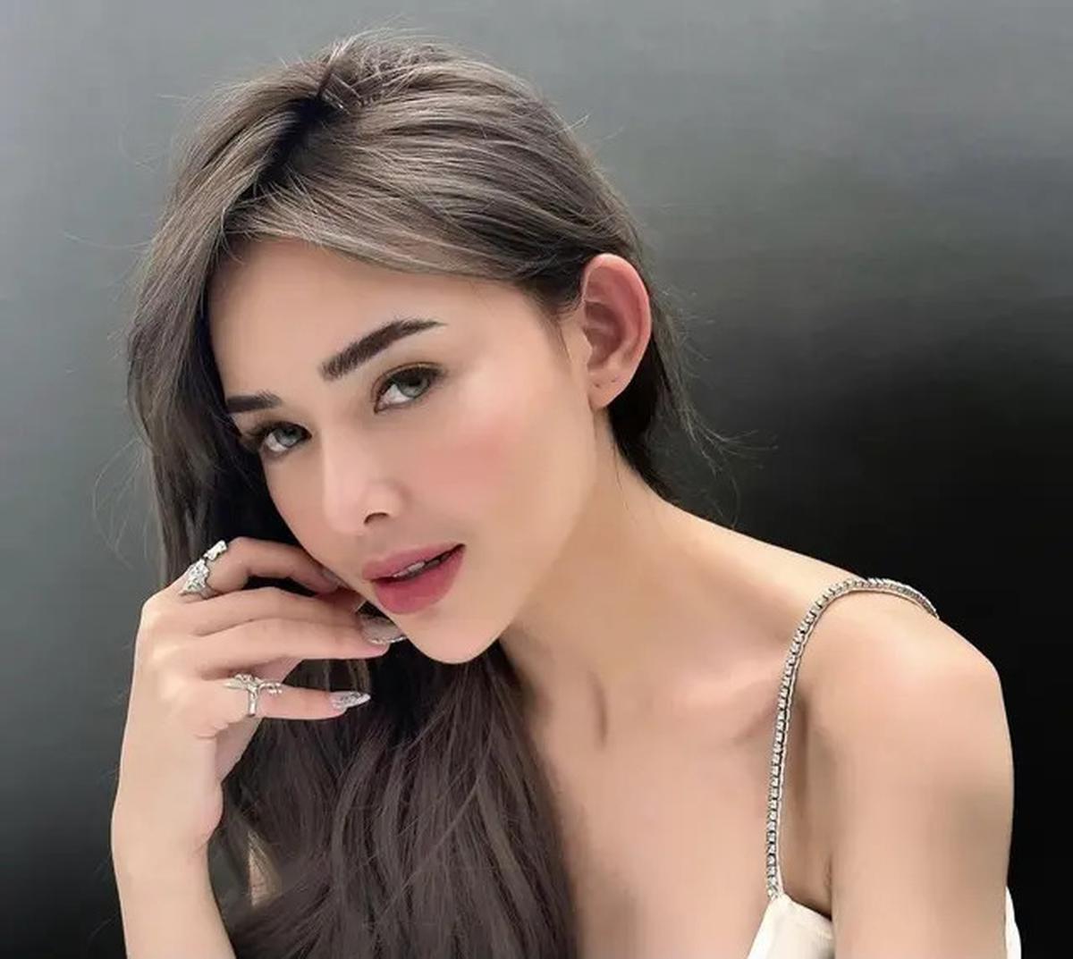 Mengejutkannya, Amanda Manopo membagikan momen prosedur tarik benang di pipinya melalui unggahan di media sosial.