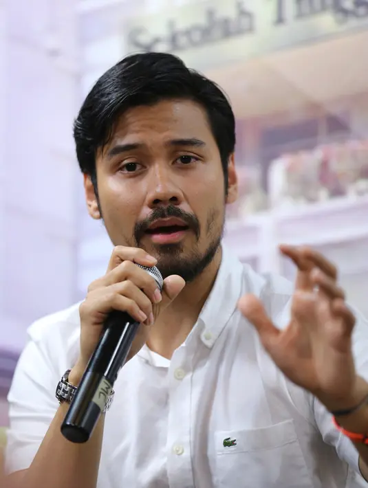 Perbedaan kasta ini yang membuat Sarwadi harus membangun chemistry yang berbeda dengan Kartini, yang diperankan Rania Putrisari. (Adrian Putra/Bintang.com)