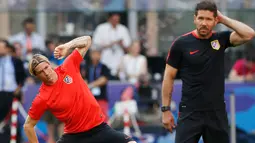 Pelatih Atletico Madrid, Diego Simeone dan penyerang Fernando Torres saat mengikuti sesi latihan di stadion San Siro di Milan, Italia, (27/5). Atletico Madrid akan bertanding melawan Real Madrid dalam Final Piala Champion 2016. (Reuters/Stefan Wermuth)