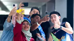 Ganda putra Indonesia, Nikolaus Joaquin, dengan ramah melayani permintaan foto para fans di Indonesia Masters 2026 di Istora Senayan, Jakarta, Kamis (22/1/2026). Pebulutangkis muda ini menjadi idola baru sekaligus kebanggaan dan harapan para pecinta bulutangkis tanah air dalam mengharumkan bangsa di masa mendatang. (Bola.com/M Iqbal Ichsan)