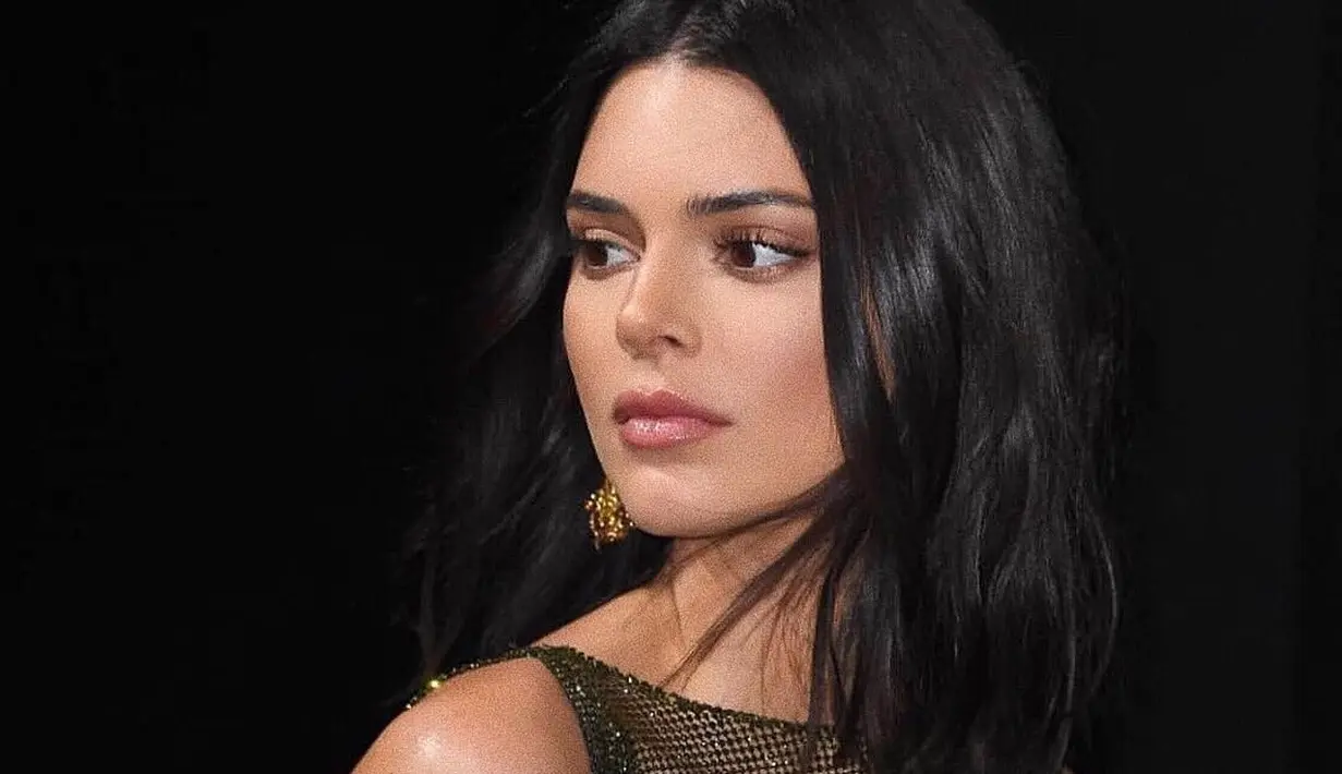 "Kendall tak tertarik dengan hubungan dengan komitmen. Jadia pria itu sudah lebih dulu tahu mengenai hal yang akan terjadi," lanjutnya. (instagram/kendalljenner)