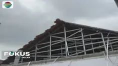 Atap paviliun tujuh RSAL Dokter Ramelan runtuh dan menimpa ruang perawatan stroke center sekitar pukul 09.00 pagi.