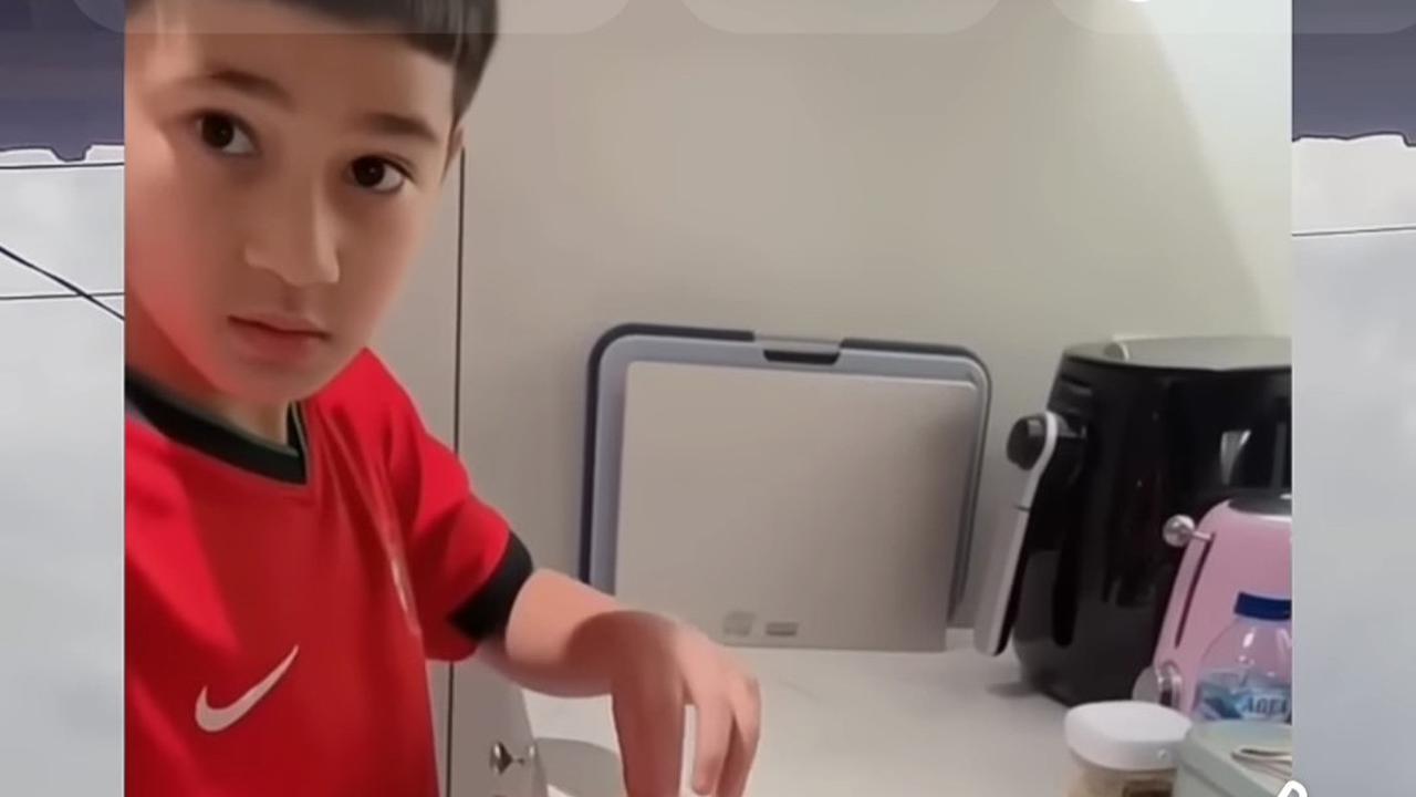 Potret Rafathar Belajar Masak Telur Bareng Mbak Lala, Senyum Semringah Jadi Sorotan - Dipuji Anak Hebat Luar Biasa