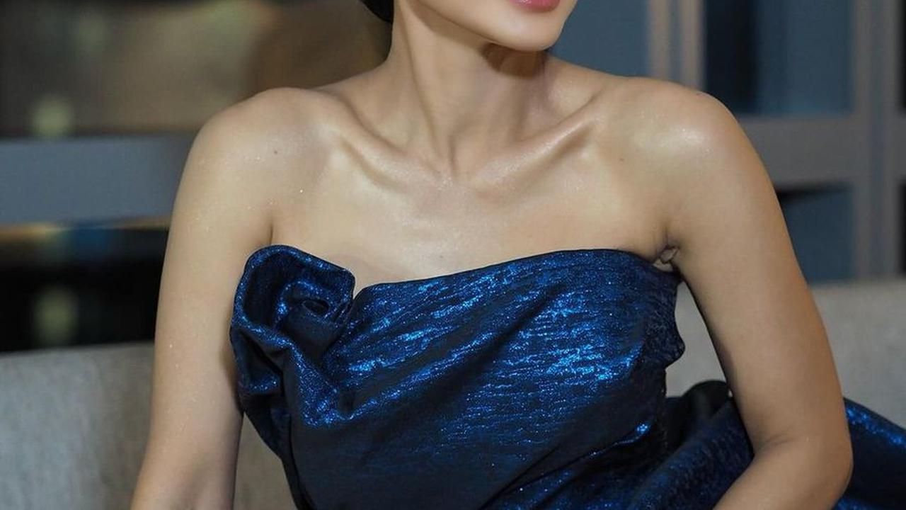 6 Potret Yuni Shara Dipuji Mirip Princess, Tampil Awet Muda Pakai Dress Biru di Usia 52 Tahun