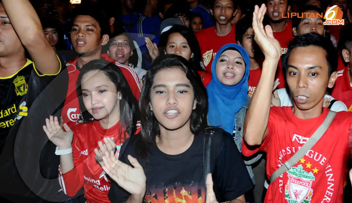 Fans klub Liverpool yang gembira menyambut Trofi Liga Champions di Jakarta.(Liputan6.com/Helmi Fitriyansyah)