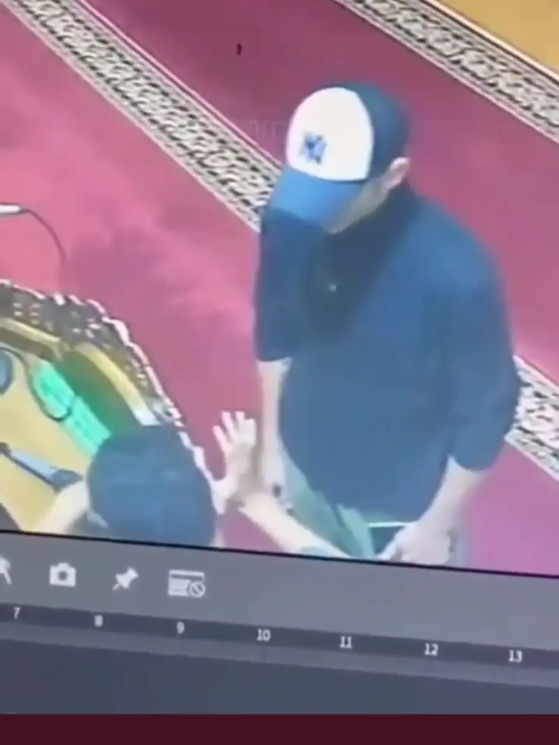 Polisi menangkap warga Australia yang meludahi seorang imam masjid di kawasan Bandung, Jawa Barat. Peristiwa ini pun viral di media sosial.