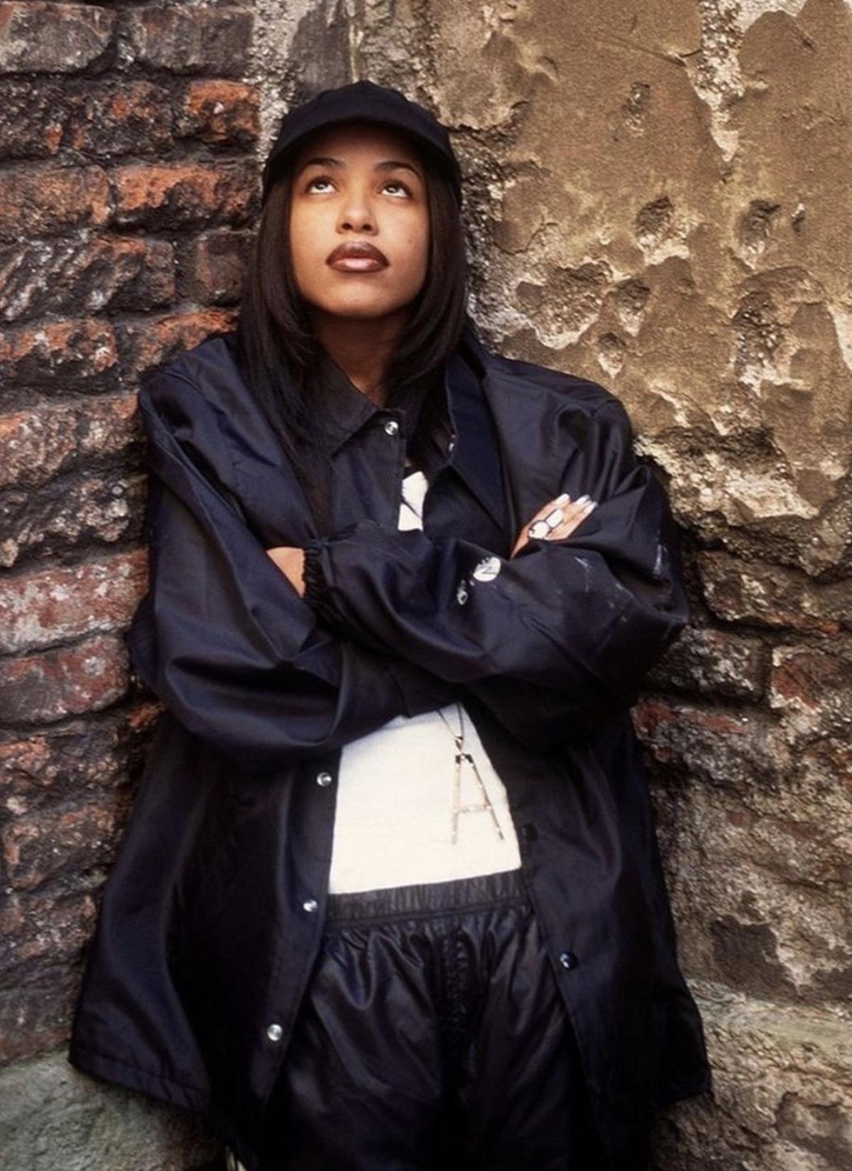 Aaliyah Dana Haughton, penyanyi berbakat asal Amerika Serikat, meninggal tragis pada 25 Agustus 2001 dalam kecelakaan pesawat di Bahama. Ia baru saja menyelesaikan syuting video musik "Rock the Boat" di Kepulauan Abaco ketika kecelakaan itu terjadi tidak 
