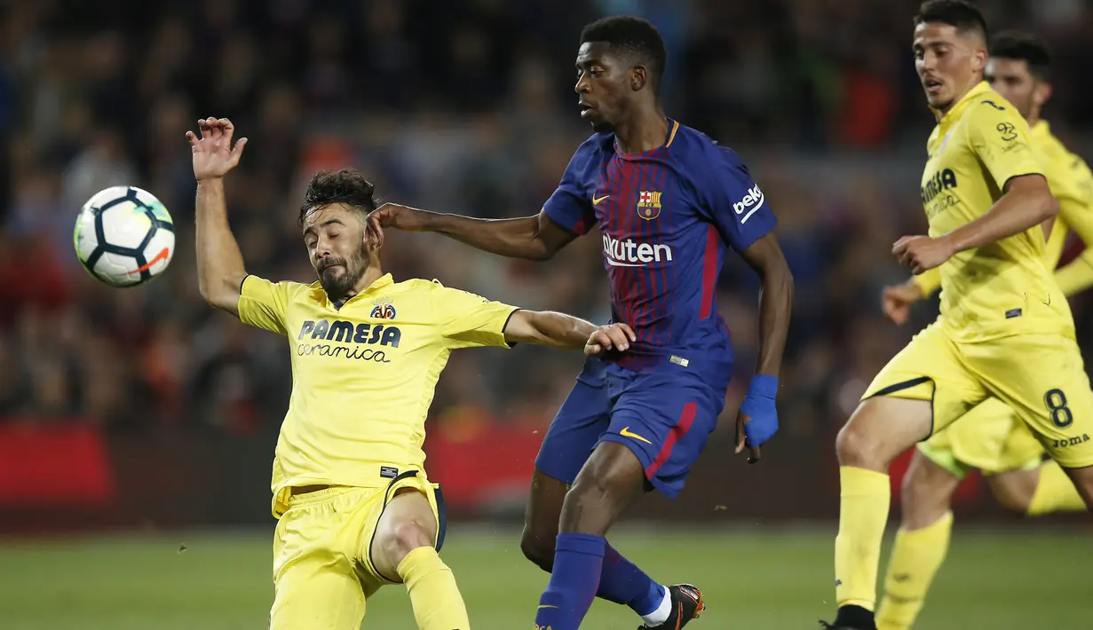 Pemain FC Barcelona, Dembele (tengah) mencoba melewati adangan pemain Villarreal Villareal pada laga La Liga Santander di Camp Nou stadium, Barcelona, (9/5/2018). Barcelona menang telak 5-1. (AP/Manu Fernandez)