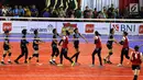 Tim Wahana Express Group (WEG) dan PB Voli AD (PBVAD) Putri usai bertanding pada turnamen Danjen Kopassus final Open Volleyball Tournament, di Jakarta, Minggu (08/4). WEG mengalahkan PB Voli AD (PBVAD) Putri, tiga set langsung. (Liputan6.com/Johan Tallo)
